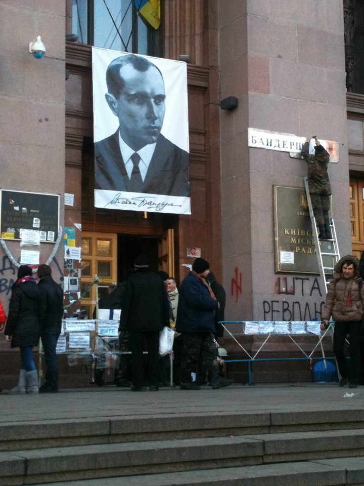 Портрет повешен. Портрет Бандеры на Майдане. Портрет Бандеры на здании Киевской администрации. В Киеве на Крещатике повесили портрет Гитлера. Портрет Гитлера на Крещатике.