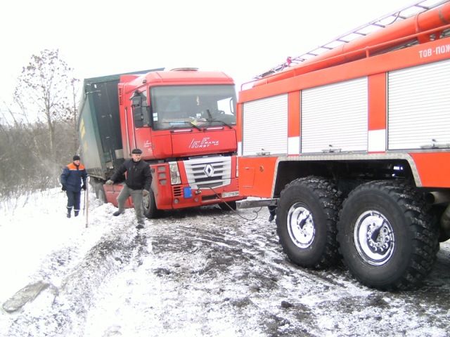 Сильные снегопады в Украине: обесточенные села и перекрытые дороги, опубликованы фото и видео