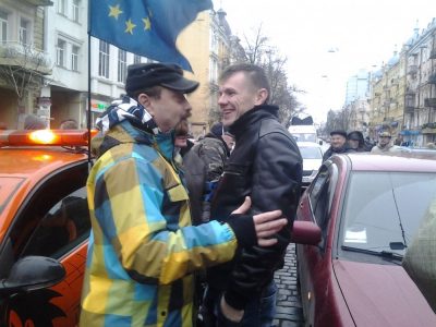 С криками "Подавитесь, твари!" активисты Автомайдана забросали ГАИ копейками