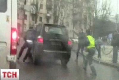 Гаишник повесился на зеркало "Тойоты"