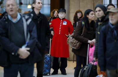 Пасажири аеропорту в Челсі, Лондон.