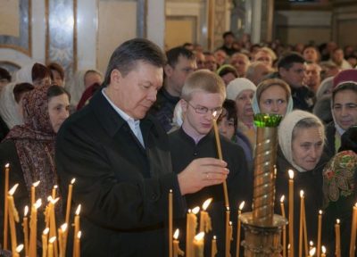 Как Янукович, Азаров и Рыбак молились в Лавре: опубликованы фото