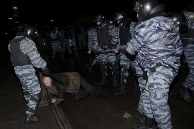 Фрагмент драки под судом Фрагмент драки под судом