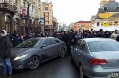 "Титушки" перегородили дорогу Автомайдану на Почтовой площади
