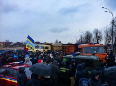 Автомайдан пикетировал Межигорье и передал "Беркуту" повестку в суд: опубликованы фото