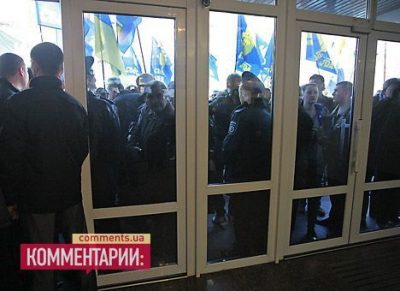 Пикет под МВД: активисты спели колядку и заблокировали входы и выходы