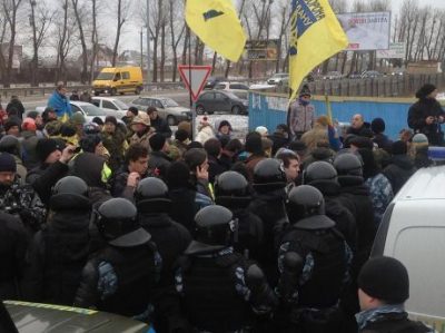 "Народный блок-пост" под Межигорьем заблокировала милиция: акции запрещены