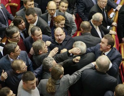 Драка в парламенте в день принятия скандальных законов Драка в парламенте в день принятия скандальных законов