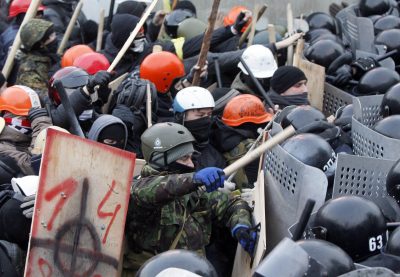 В Киеве начались драки протестующих с милицией: прозвучали взрывы