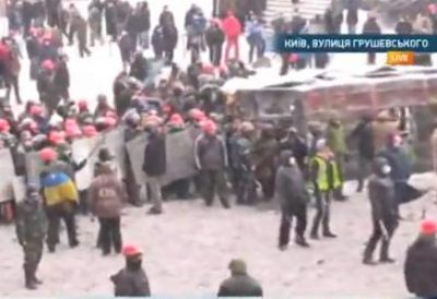 Сотни активистов отогнали "Беркут" на Грушевского Сотни активистов отогнали "Беркут" на Грушевского
