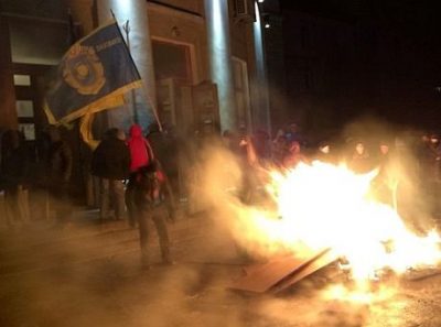 В Черкассах митингующие штурмовали обладминистрацию В Черкассах митингующие штурмовали обладминистрацию