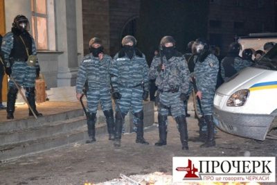 В Черкассах милиция отбила здание ОГА у протестующих