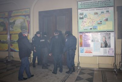 В Черновцах милиция забросала митингующих гранатами, в драке пострадал председатель облсовета