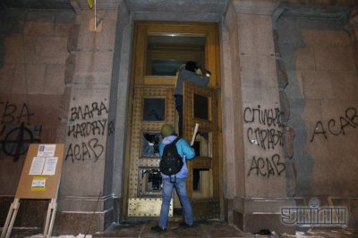 Активисты Майдана пытаются освободить захваченный Минагропром: очевидцы слышали выстрелы