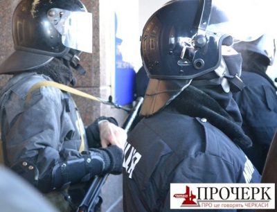 В Черкассах митингующие пошли на штурм милиции: опубликовано видео