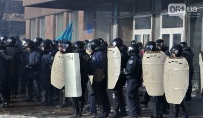 Осада Запорожской ОГА продолжается: есть раненые, активисты разожгли костры