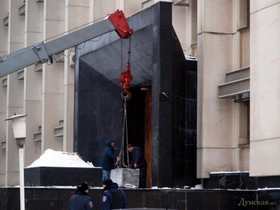 Вход в Одесскую ОГА заложили бетонными блоками: опубликованы фото
