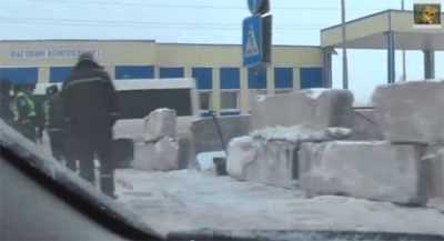 Трассу Одесса–Киев перекрыли бетонными блоками: говорят, что из-за снега