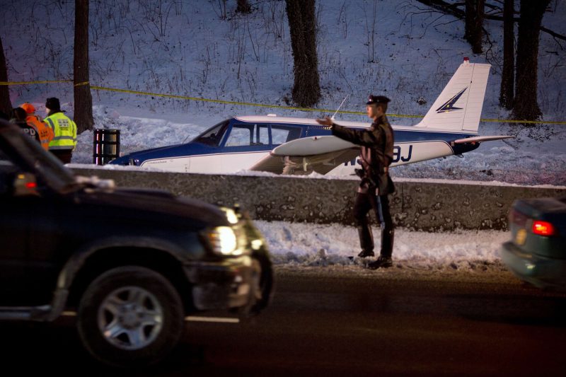 В США самолет сел на оживленную трассу: опубликованы фото