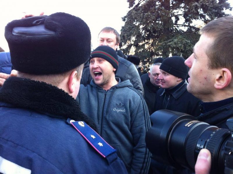 В Донецке "титушки" напали на Евромайдан: разбили мегафон и порвали флаг, опубликованы фото