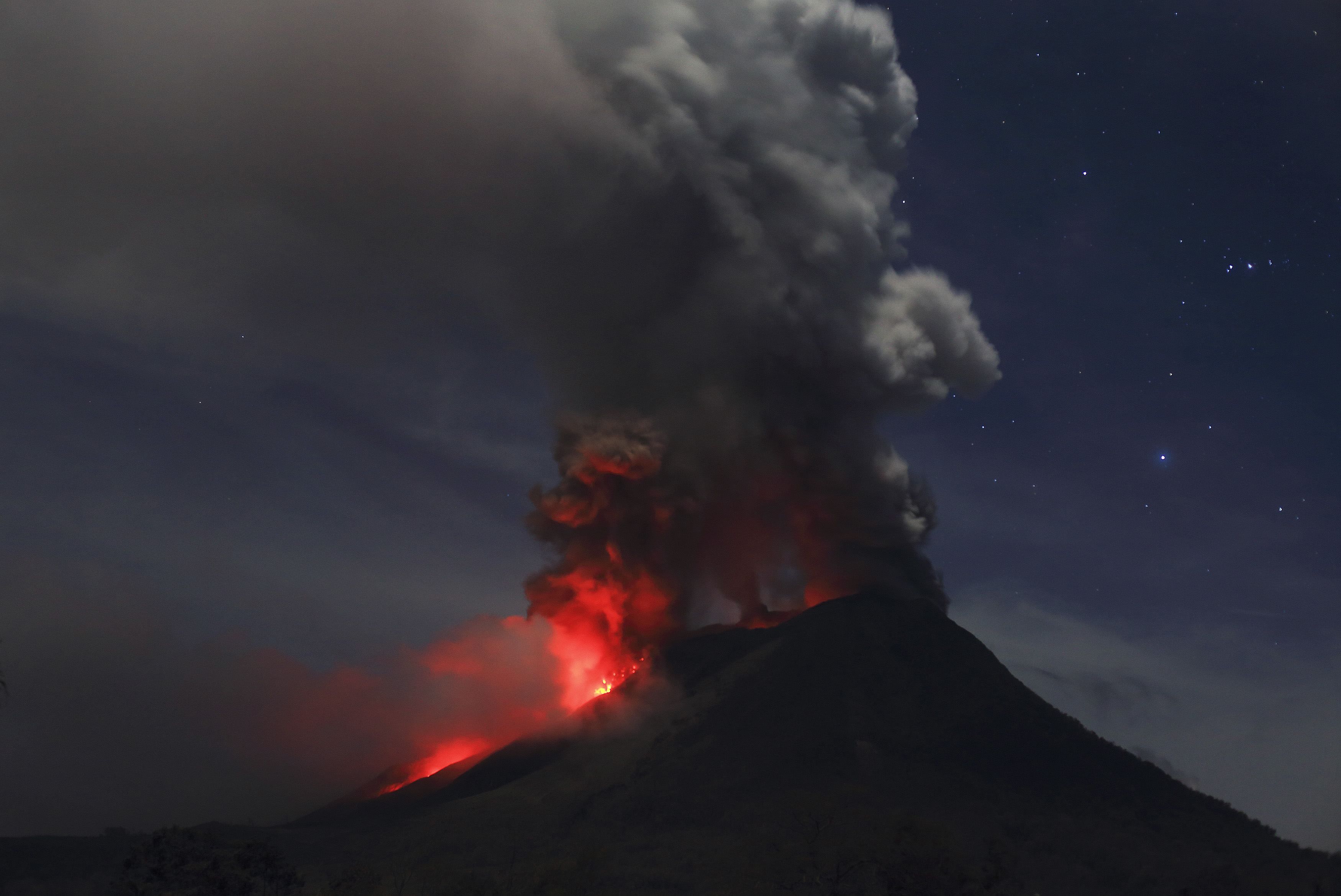Сильные землетрясения извержения вулканов мощные гейзеры. Вулкан Синабунг в Индонезии. Суматра вулкан. Суматра извержение вулкана. Вулкан Синабунг извержение.
