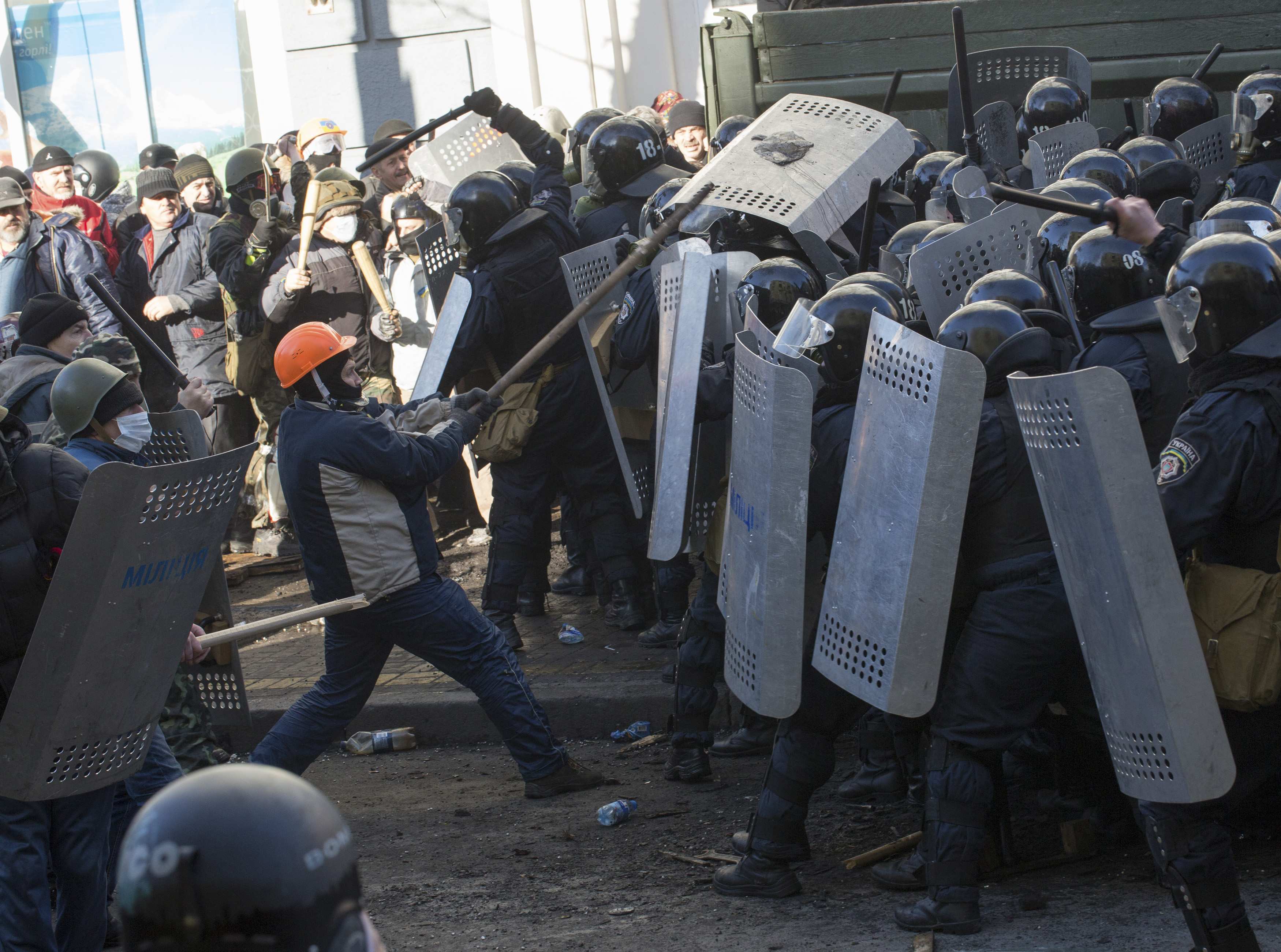 Власти киев. Щиты на Майдане на Украине в 2014. Массовые беспорядки на Украине. Евромайдан беспорядки.