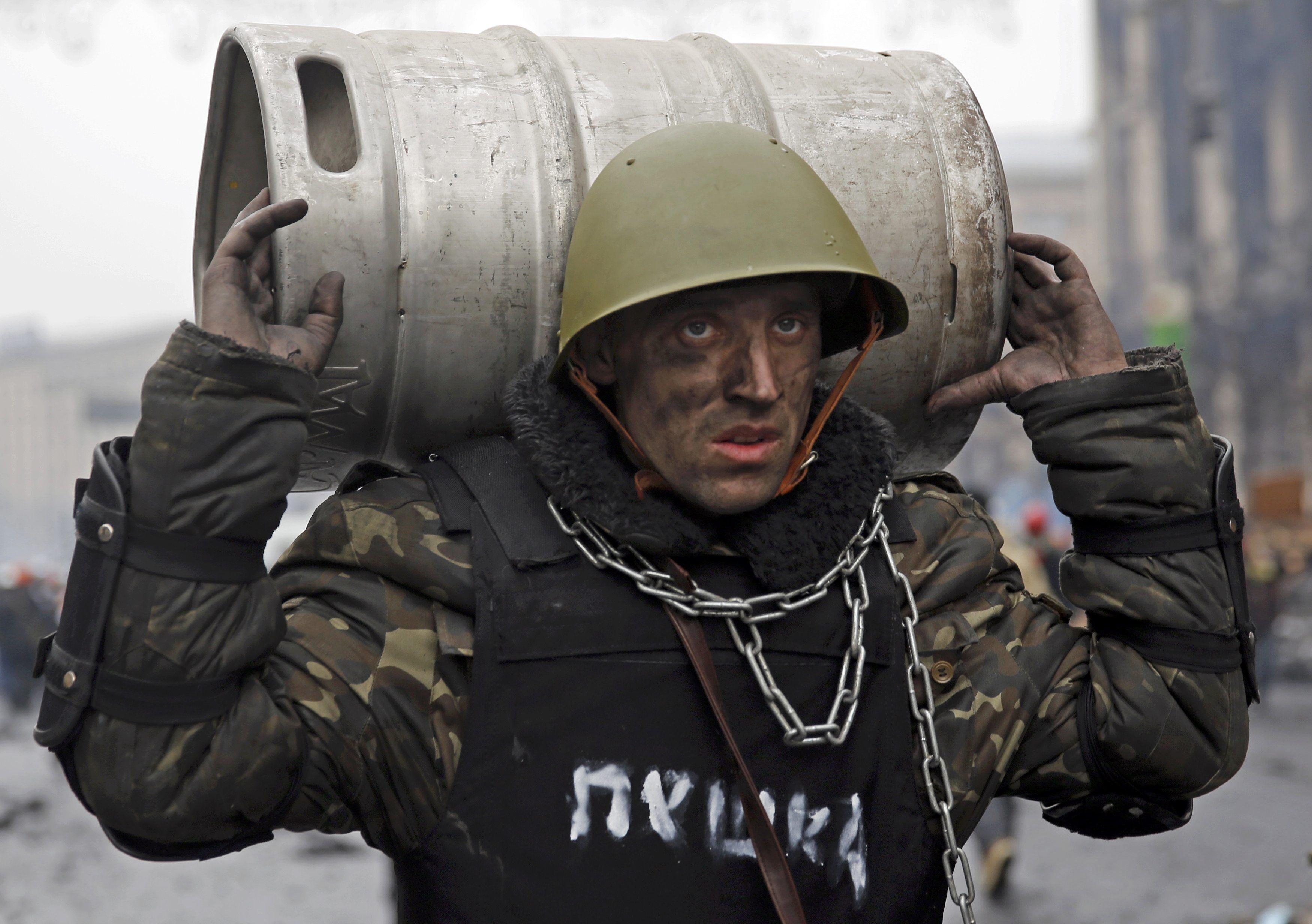 Как переводится майдан с украинского. Украинцы на Майдане. Лица Майдана 2014. Американские военный Майдан.