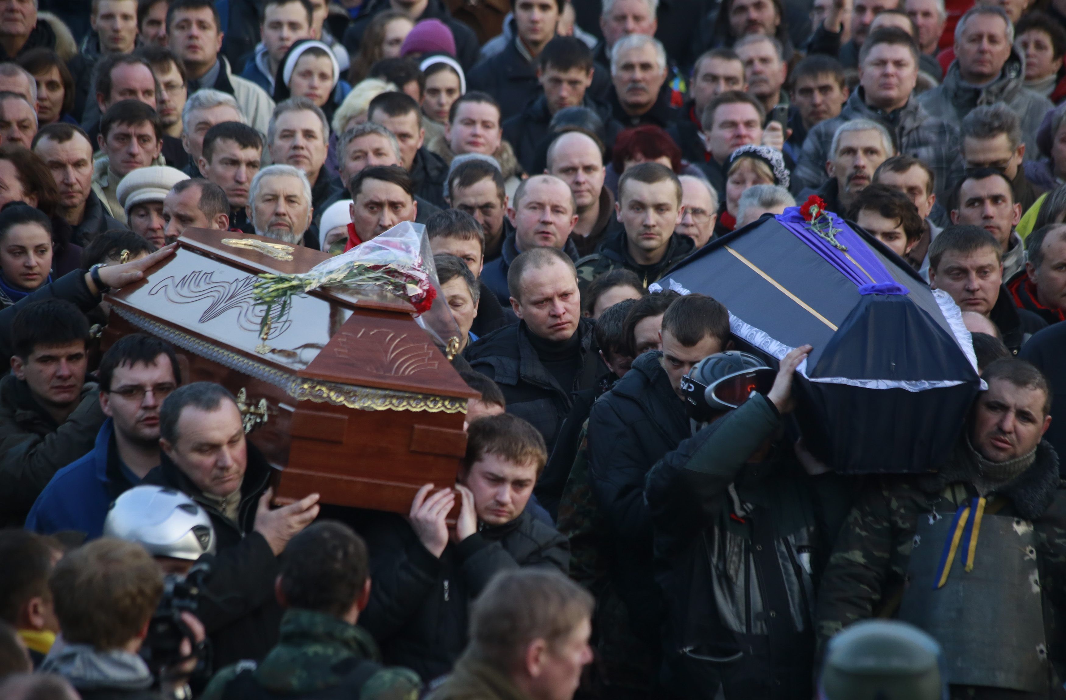Похоронили под песню. Могила погибших активистов Майдана.