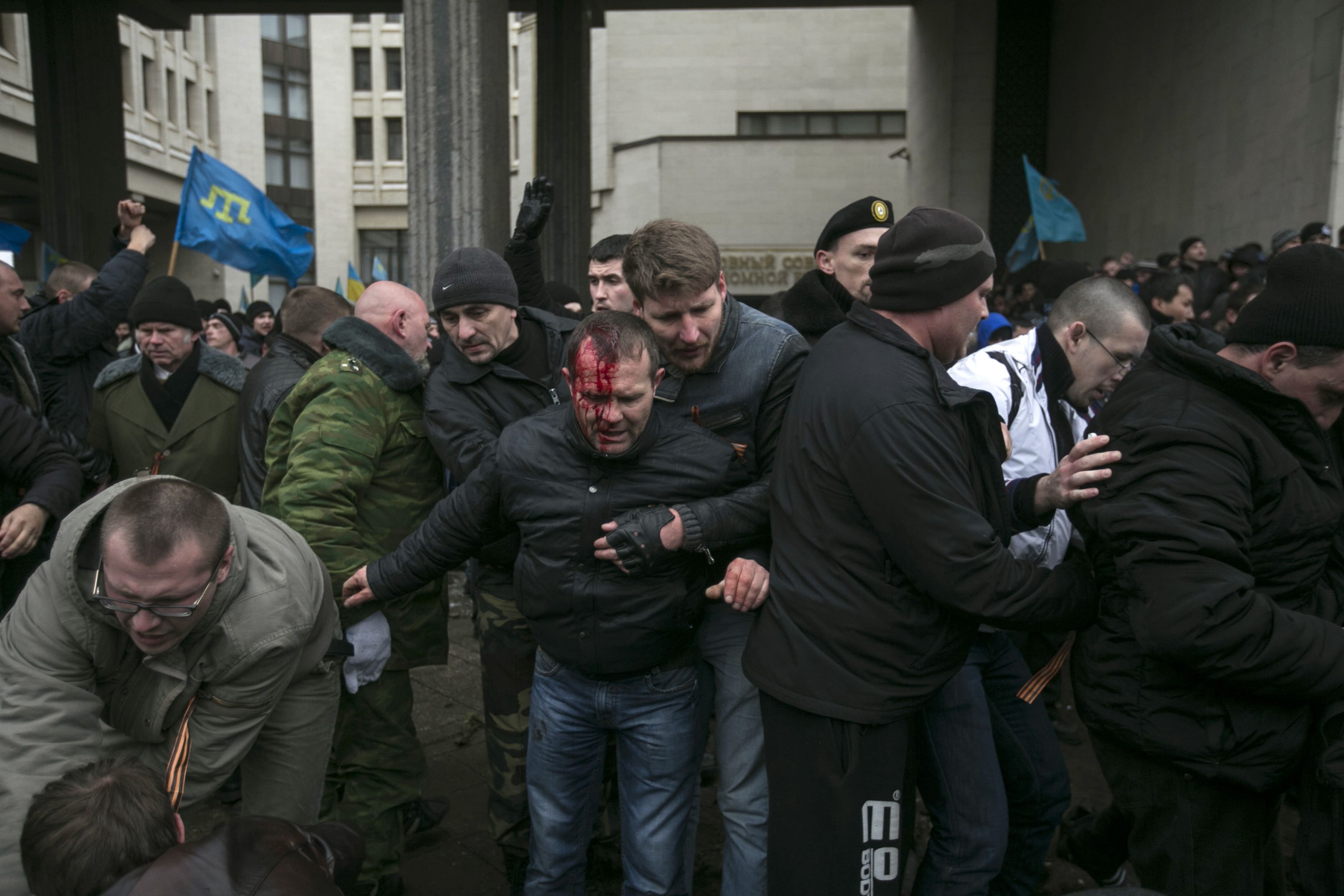 Борьба за крым. 26.02.2014 Симферополь митинг. Митинг 26 февраля 2014 Симферополь. Верховная рада Крыма 2014 митинг. Митинги в Крыму 2014.