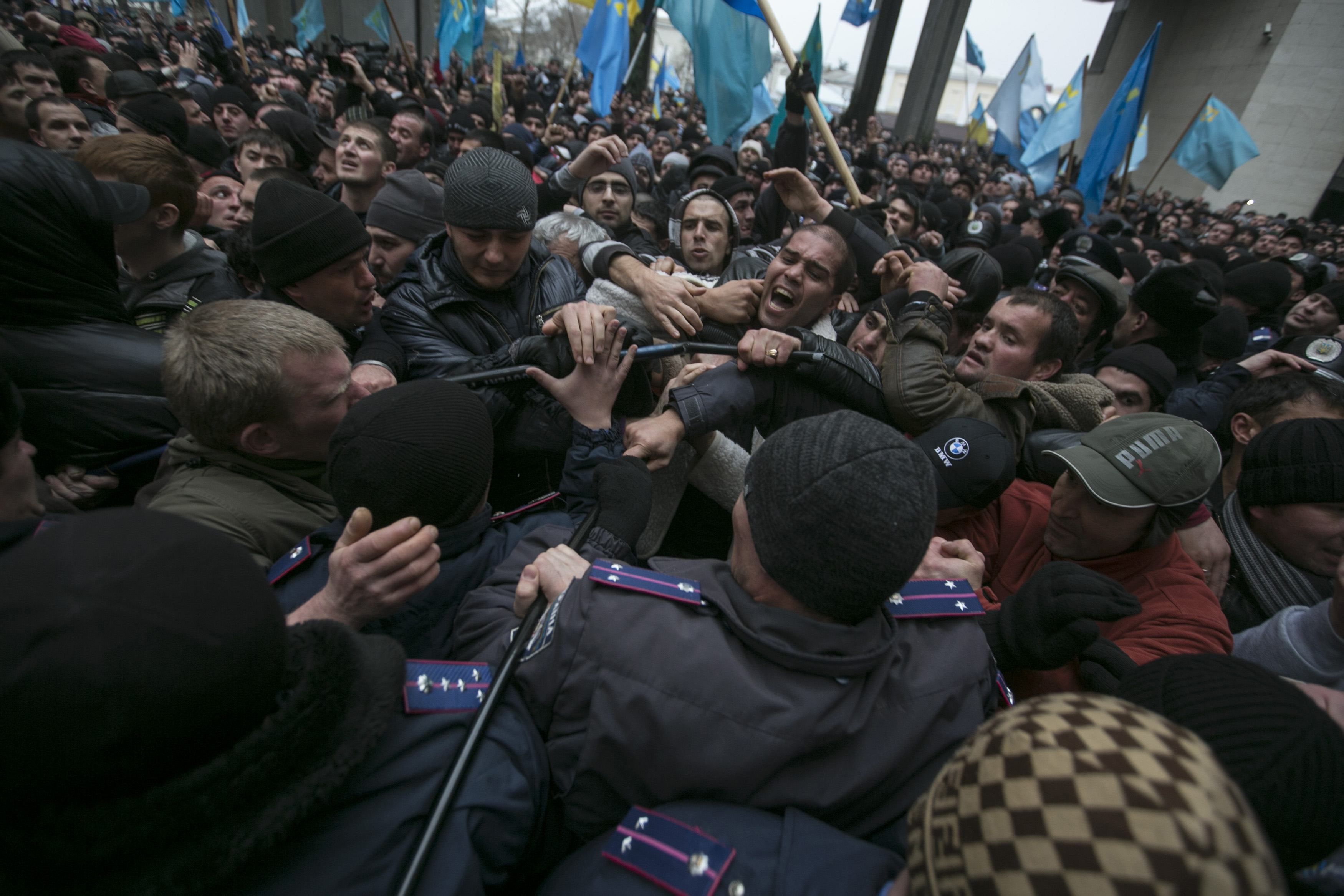 Ситуация в крыму сегодня новости последнего часа. 26.02.2014 Симферополь митинг. 26 Февраля 2014 Крым митинг. 26 Февраля митинг в Симферополе. Митинги в Крыму 2014.