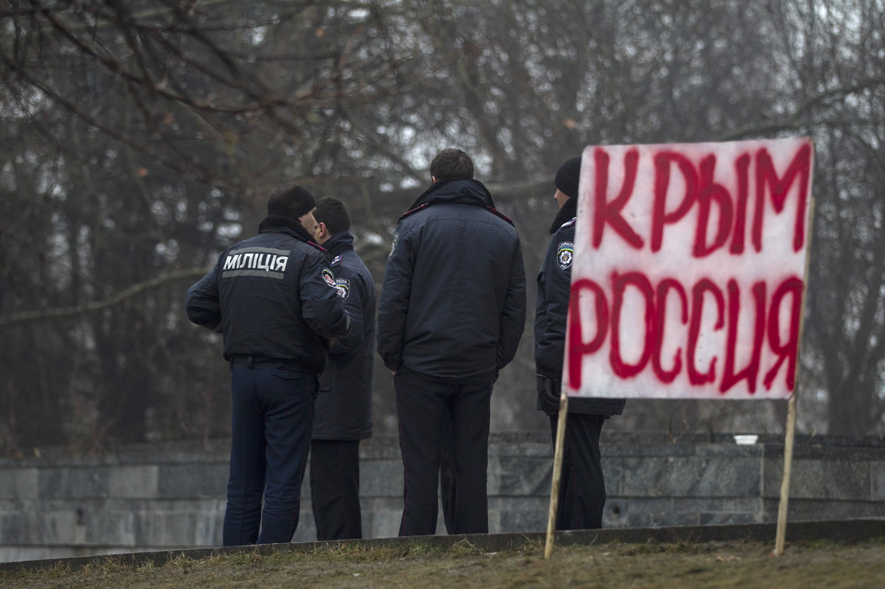 Массовые волнения, референдум и российские войска в Крыму: главные подробности