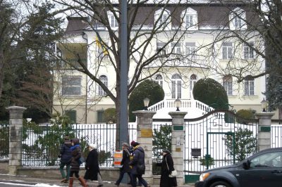 В Австрии Автомайдан пикетировал дом Азарова В Австрии Автомайдан пикетировал дом Азарова