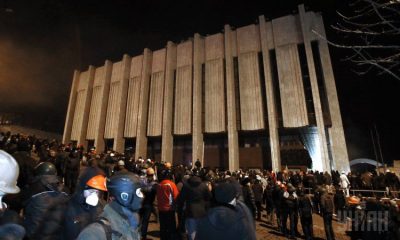 Оппозиция взяла штурмом Украинский дом и пока из него не уйдет Оппозиция взяла штурмом Украинский дом и пока из него не уйдет