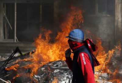 В Боснии разгораются протесты: погромы, пожары, водометы и дубинки, опубликованы фото