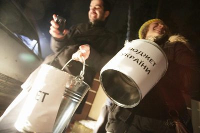 Автомайдан с дырявыми ведрами пикетировал дом Колобова