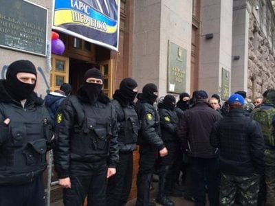 Самооборона Майдана охраняет вход в КГГА Самооборона Майдана охраняет вход в КГГА