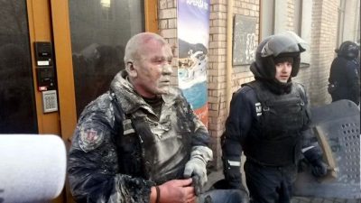 Под Радой милиция использовала газ, митингующие ответили камнями