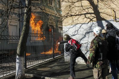 Бои в Киеве: ранены 30 протестующих и 8 солдат Внутренних войск