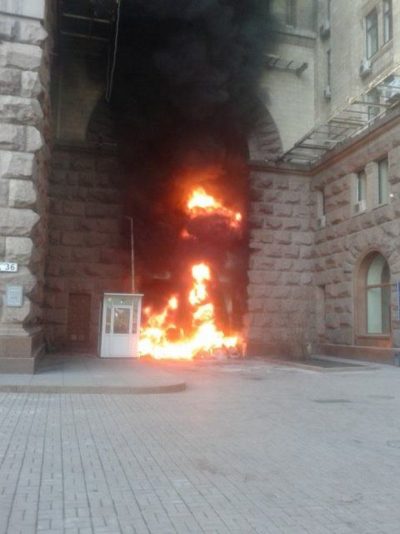 Бои в Киеве: горит один из входов в КГГА, опубликованы фото