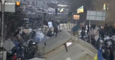 Майдан готовится к обороне: "Беркут" окружил Украинский дом и вытеснил людей из Октябрьского дворца