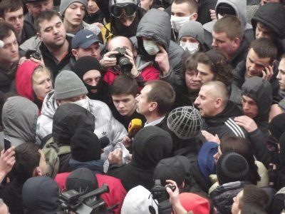 В Черновцах люди поставили губернатора на колени и заставили подать в отставку
