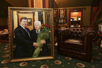 Янукович и Пшонка на портрете в Межигорье