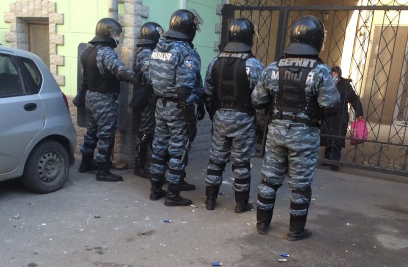 На Шелковичной "Беркут" пошел в атаку, но протестующие взяли в плен несколько милиционеров