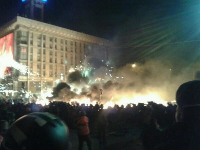 На Майдане пылает Дом профсоюзов: активисты строят новые баррикады