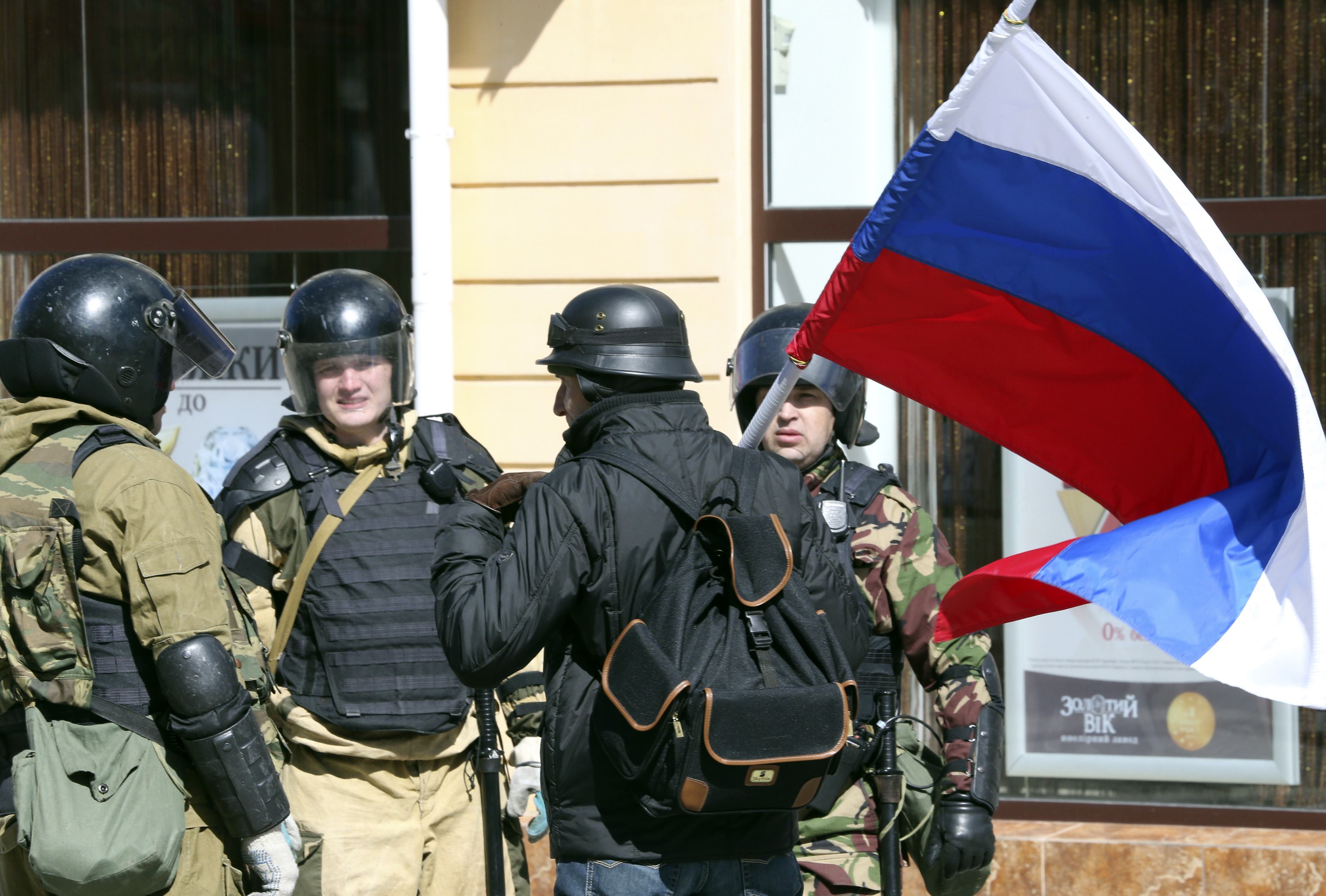 Пособники оккупантов активно помогали России захватить и контролировать Крым Пособники оккупантов активно помогали России захватить и контролировать Крым