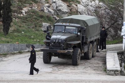 В Крыму становится все больше российких военных В Крыму становится все больше российких военных