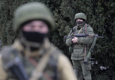 Вооруженные люди на улицах Симферополя Вооруженные люди на улицах Симферополя