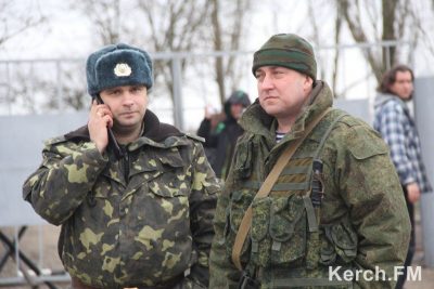 Российские военные блокируют украинские части Российские военные блокируют украинские части