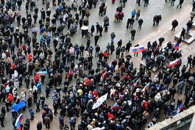 В Донецке толпа с криками "Беркут" снова взяла штурмом облсовет и установила на нем флаг России
