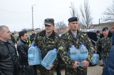 В Феодосии крымские татары прорвали осаду русского спецназа и привезли продукты украинским военным